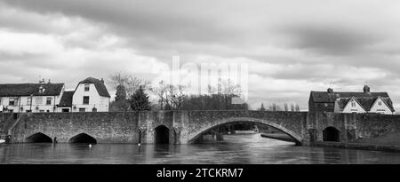 Paysage noir et blanc d'Abingdon Bridge , traverser la Tamise avec des nuages de tempête, Abingdon-on-Thames, Oxfordshire, Angleterre, Royaume-Uni, GO. Banque D'Images