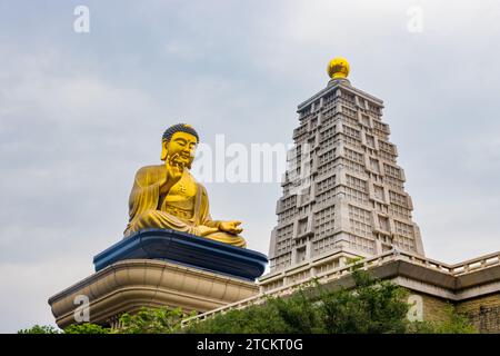 La plus grande statue de Bouddha Shakyamuni assise du Musée du Bouddha FO Guang Shan à Kaohsiung, Taiwan Banque D'Images