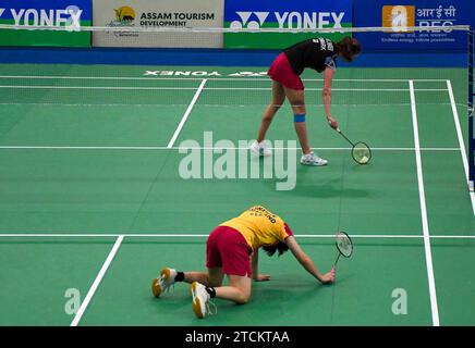 Lalinrat Chaiwan de Thaïlande (jaune) affronte Line Christophersen du Danemark lors de la finale du tournoi de badminton en simple Super 100 de Yonex-Sunrise Guwahati Masters 2023 au complexe sportif intérieur de Sarju Sarai. Lalinrat Chaiwan a gagné 21-14, 17-21, 21-16. Banque D'Images