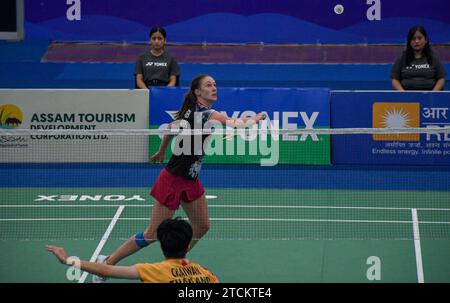 Line Christophersen, du Danemark, affronte Lalinrat Chaiwan, de Thaïlande, lors de la finale du tournoi de badminton en simple féminin Yonex-Sunrise Guwahati Masters 2023 Super 100 au complexe sportif intérieur de Sarju Sarai. Lalinrat Chaiwan a gagné 21-14, 17-21, 21-16. Banque D'Images