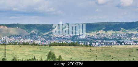 Panorama de la ville de SIM, région de Chelyabinsk, Russie. Situé dans le sud de l'Oural parmi les montagnes. Fondée en 1759 sur la rivière SIM. Paysage d'été. Banque D'Images