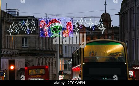 Brighton UK 13 décembre 2023 - illuminations de Noël originales au-dessus des acheteurs à Brighton alors que la saison des fêtes bat son plein dans tout le Royaume-Uni : Credit Simon Dack / Alamy Live News Banque D'Images