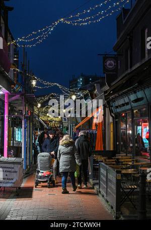 Brighton Royaume-Uni 13 décembre 2023 - le quartier North Laine de Brighton est occupé par les acheteurs de Noël alors que la saison des fêtes bat son plein dans tout le Royaume-Uni : Credit Simon Dack / Alamy Live News Banque D'Images