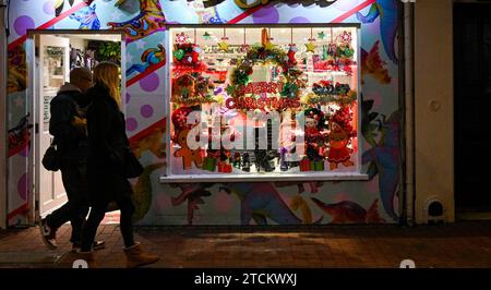 Brighton Royaume-Uni 13 décembre 2023 - les acheteurs de Noël dans le quartier de North Laine de Brighton alors que la saison des fêtes bat son plein dans tout le Royaume-Uni : Credit Simon Dack / Alamy Live News Banque D'Images