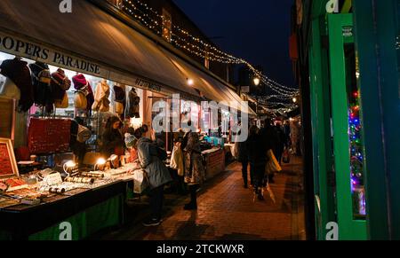 Brighton Royaume-Uni 13 décembre 2023 - le quartier North Laine de Brighton est occupé par les acheteurs de Noël alors que la saison des fêtes bat son plein dans tout le Royaume-Uni : Credit Simon Dack / Alamy Live News Banque D'Images