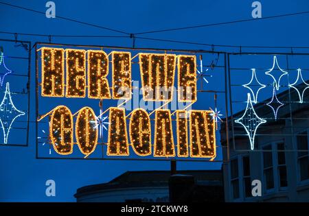 Brighton UK 13 décembre 2023 - illuminations de Noël originales au-dessus des acheteurs à Brighton alors que la saison des fêtes bat son plein dans tout le Royaume-Uni : Credit Simon Dack / Alamy Live News Banque D'Images