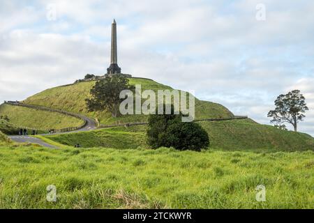 Obélisque au sommet de la colline One Tree Hill. Auckland, Nouvelle-Zélande. Banque D'Images