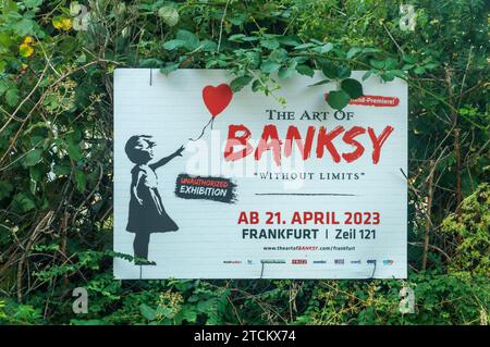 Hanau, Allemagne - 26 juin 2023 : annonce d'une exposition non autorisée de l'art de Banksy. Banque D'Images