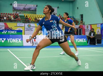 Tanisha Crasto et Ashwini Ponnappa, de l'Inde, affrontent Sung Shuo Yun et Yu chien hui (non photographié), de Taïwan, lors de la finale du tournoi de badminton double féminin Yonex-Sunrise Guwahati Masters 2023 Super 100 au complexe sportif intérieur de Sarju Sarai. Tanisha Crasto et Ashwini Ponnappa ont gagné 21-13,21-19. Banque D'Images