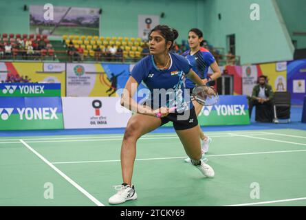 Tanisha Crasto et Ashwini Ponnappa, de l'Inde, affrontent Sung Shuo Yun et Yu chien hui (non photographié), de Taïwan, lors de la finale du tournoi de badminton double féminin Yonex-Sunrise Guwahati Masters 2023 Super 100 au complexe sportif intérieur de Sarju Sarai. Tanisha Crasto et Ashwini Ponnappa ont gagné 21-13,21-19. Banque D'Images