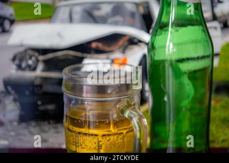 Un concept de conduite avec une pinte et des bouteilles de bière et une photo d'une voiture écrasée en arrière-plan. Banque D'Images