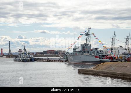 CRONSTADT, RUSSIE - 01 MAI 2022 : vue du port de la ville de Cronstadt, Russie Banque D'Images