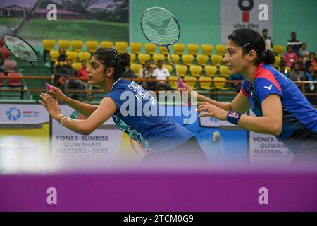 Guwahati, Inde. 10 décembre 2023. Tanisha Crasto et Ashwini Ponnappa, de l'Inde, affrontent Sung Shuo Yun et Yu chien hui (non photographié), de Taïwan, lors de la finale du tournoi de badminton double féminin Yonex-Sunrise Guwahati Masters 2023 Super 100 au complexe sportif intérieur de Sarju Sarai. Tanisha Crasto et Ashwini Ponnappa ont gagné 21-13, 21-19. (Photo de Biplov Bhuyan/SOPA Images/Sipa USA) crédit : SIPA USA/Alamy Live News Banque D'Images