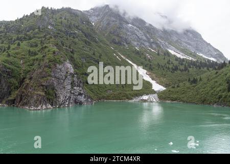 Faire fondre la chute d'eau dans la mer à Tracy Arm Inlet, Alaska, États-Unis Banque D'Images