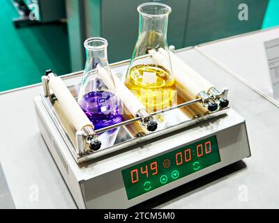 Agitateur de laboratoire et flacons avec solution Banque D'Images