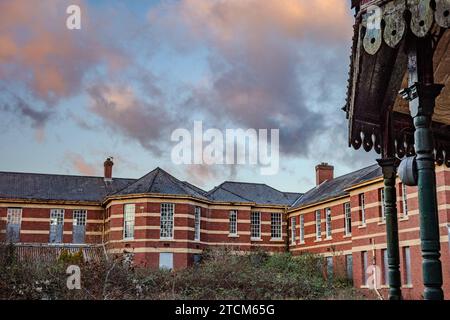 Hôpital psychiatrique de Whitchurch, bâtiment abandonné classé Grade II laissé à pourrir. Caractéristiques architecturales de pagode édouardienne. L'argent public. NHS Money. Désintégration Banque D'Images