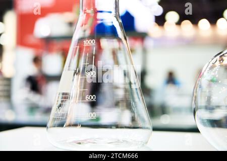 Flacons en verre de laboratoire avec échelle de volume Banque D'Images