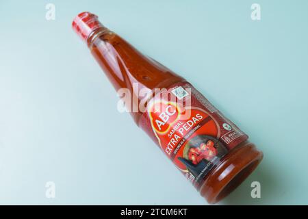 Sauce Chili ABC avec un goût épicé supplémentaire sur fond blanc. Bekasi, Indonésie, 14 décembre 2023 Banque D'Images