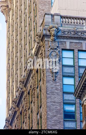 Helmsley Building (ancien New York Central Building) détail : haut de l'aile ouest à East 46th Street. Banque D'Images