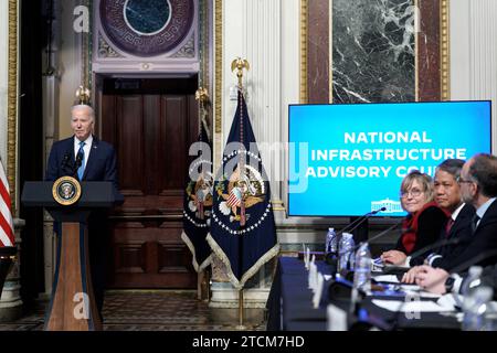 Washington, États-Unis. 13 décembre 2023. Le président AMÉRICAIN Joe Biden prononce une allocution lors de la réunion du Conseil consultatif national sur les infrastructures à la Maison Blanche à Washington le 13 décembre 2023. Photo de Yuri Gripas/ABACAPRESS.COM crédit : Abaca Press/Alamy Live News Banque D'Images
