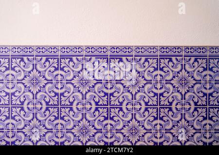 Motif de tuiles traditionnelles portugaises. Carrelage bleu mur rétro vieux vintage. Fond de carreaux de mosaïque en céramique hydraulique intérieur de style marocain maison. Banque D'Images