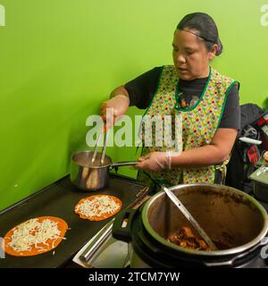 Detroit, Michigan - le Southwest Detroit Holiday Fest, dans le quartier mexicain-américain de la ville. Mama's Kitchen sert des plats mexicains traditionnels. Banque D'Images