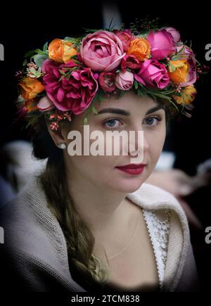 Cité du Vatican, Italie. 13 décembre 2023. Une jeune mariée attend l’audience générale du Pape François mercredi au Vatican. (Image de crédit : © Evandro Inetti/ZUMA Press Wire) USAGE ÉDITORIAL SEULEMENT! Non destiné à UN USAGE commercial ! Banque D'Images
