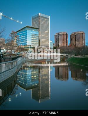 Vue de la ligne d'horizon se reflétant dans le canal de Browns Island à Richmond, Virginie Banque D'Images