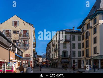 Rue principale avec ses touristes, dans le village de Chamonix, en haute Savoie, France Banque D'Images