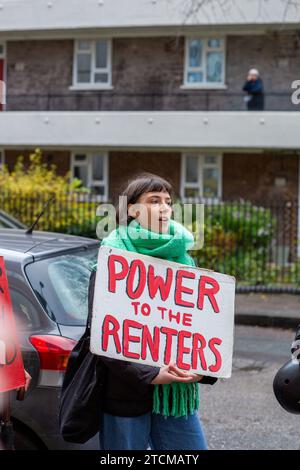 Manifestante féminine détenant le pouvoir de signe aux locataires à Londres, Royaume-Uni. Banque D'Images