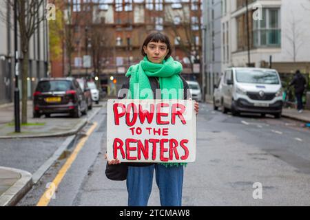 Manifestante féminine détenant le pouvoir de signe aux locataires à Londres, Royaume-Uni. Banque D'Images