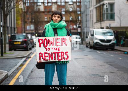 Manifestante féminine détenant le pouvoir de signe aux locataires à Londres, Royaume-Uni. Banque D'Images