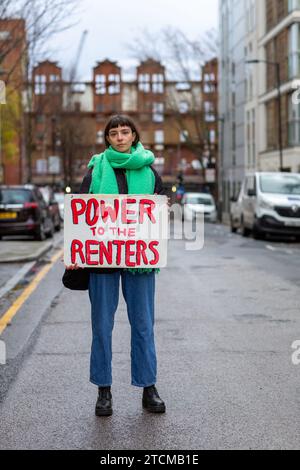 Manifestante féminine détenant le pouvoir de signe aux locataires à Londres, Royaume-Uni. Banque D'Images