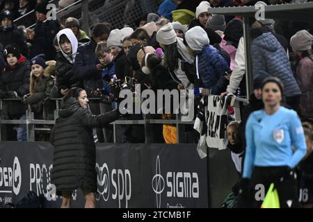 Malmo, Sverige. 13 décembre 2023. Aitana de Barcelone Bonmatí écrit des autographes pour les supporters lors du groupe UEFA Women's Champions League Un match de football entre le FC Rosengard et le FC Barcelone au Malmo Idrottsplats à Malmo, Suède, le 13 décembre 2023. Photo : Johan Nilsson/TT/kod 50090 crédit : TT News Agency/Alamy Live News Banque D'Images