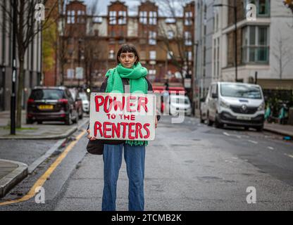 Manifestante féminine détenant le pouvoir de signe aux locataires à Londres, Royaume-Uni. Banque D'Images