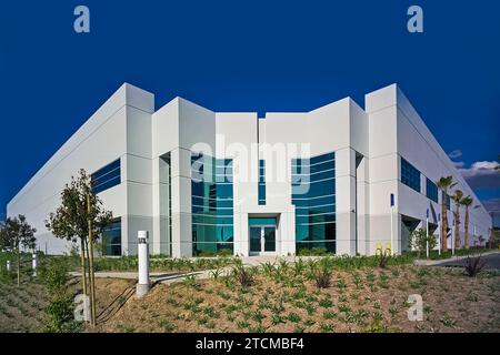 L'invention concerne un bâtiment de construction basculant vers le haut, contrôlé en perspective, situé dans un parc d'activités. Banque D'Images