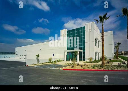 L'invention concerne un bâtiment de construction basculant vers le haut, contrôlé en perspective, situé dans un parc d'activités. Banque D'Images