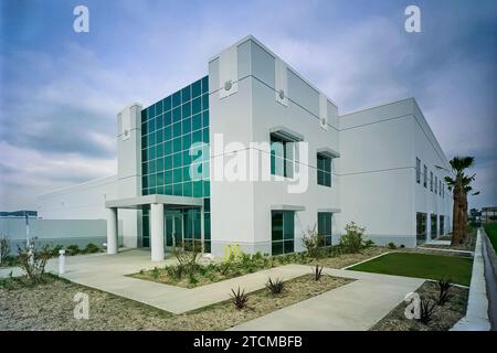 L'invention concerne un bâtiment de construction basculant vers le haut, contrôlé en perspective, situé dans un parc d'activités. Banque D'Images