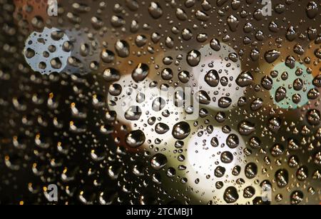 Zagreb, Croatie. 13 décembre 2023. Des gouttes de pluie sont aperçues sur une fenêtre à Zagreb, en Croatie, le 2023 décembre. Photo : Emica Elvedji/PIXSELL crédit : Pixsell/Alamy Live News Banque D'Images