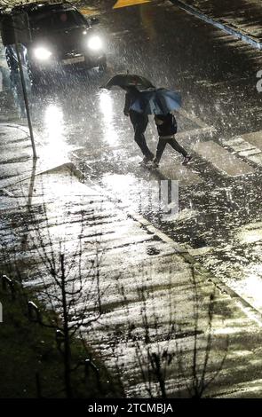 Zagreb, Croatie. 13 décembre 2023. Les gens se protègent de la pluie battante avec un parapluie à Zagreb, Croatie, le 2023 décembre. Photo : Emica Elvedji/PIXSELL crédit : Pixsell/Alamy Live News Banque D'Images