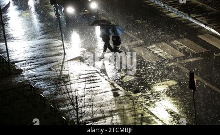 Zagreb, Croatie. 13 décembre 2023. Les gens se protègent de la pluie battante avec un parapluie à Zagreb, Croatie, le 2023 décembre. Photo : Emica Elvedji/PIXSELL crédit : Pixsell/Alamy Live News Banque D'Images