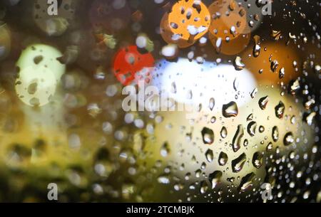 Zagreb, Croatie. 13 décembre 2023. Des gouttes de pluie sont aperçues sur une fenêtre à Zagreb, en Croatie, le 2023 décembre. Photo : Emica Elvedji/PIXSELL crédit : Pixsell/Alamy Live News Banque D'Images