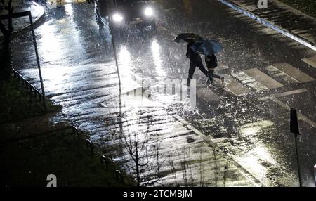 Zagreb, Croatie. 13 décembre 2023. Les gens se protègent de la pluie battante avec un parapluie à Zagreb, Croatie, le 2023 décembre. Photo : Emica Elvedji/PIXSELL crédit : Pixsell/Alamy Live News Banque D'Images