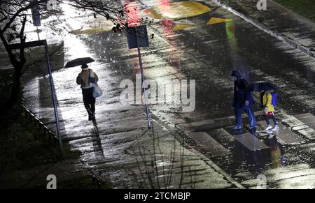 Zagreb, Croatie. 13 décembre 2023. Les gens se protègent de la pluie battante avec un parapluie à Zagreb, Croatie, le 2023 décembre. Photo : Emica Elvedji/PIXSELL crédit : Pixsell/Alamy Live News Banque D'Images