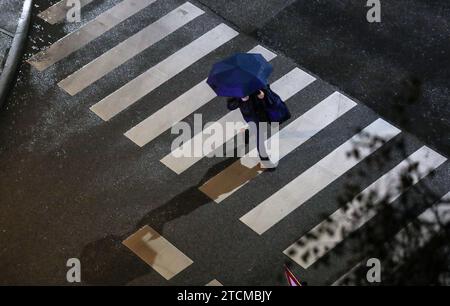 Zagreb, Croatie. 13 décembre 2023. Les gens se protègent de la pluie battante avec un parapluie à Zagreb, Croatie, le 2023 décembre. Photo : Emica Elvedji/PIXSELL crédit : Pixsell/Alamy Live News Banque D'Images