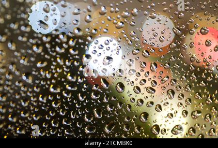 Zagreb, Croatie. 13 décembre 2023. Des gouttes de pluie sont aperçues sur une fenêtre à Zagreb, en Croatie, le 2023 décembre. Photo : Emica Elvedji/PIXSELL crédit : Pixsell/Alamy Live News Banque D'Images