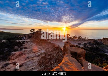 San Diego, Californie. 11 décembre 2023. Des formations nuageuses spectaculaires se forment au coucher du soleil au-dessus de Broken Hill Overlook dans la réserve d'État de Torrey Pines. Banque D'Images