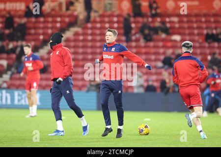 Middlesbrough, Royaume-Uni. 13 décembre 2023. Les joueurs de Middlesbrough se réchauffent avant le match du championnat Sky Bet Middlesbrough vs Hull City au Riverside Stadium, Middlesbrough, Royaume-Uni, le 13 décembre 2023 (photo de Nigel Roddis/News Images) à Middlesbrough, Royaume-Uni le 12/13/2023. (Photo Nigel Roddis/News Images/Sipa USA) crédit : SIPA USA/Alamy Live News Banque D'Images