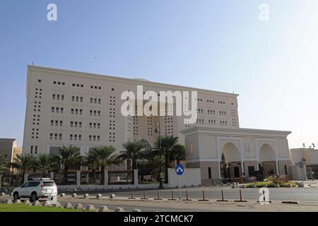 Bâtiment avec le logo du gouvernement dans la ville sainte de Médine en Arabie Saoudite Banque D'Images