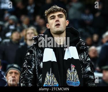 Newcastle, Royaume-Uni. 13 décembre 2023. Les supporters de Newcastle arrivent lors du match de l'UEFA Champions League Newcastle United vs AC Milan à St. James's Park, Newcastle, Royaume-Uni, 13 décembre 2023 (photo Mark Cosgrove/News Images) crédit : News Images LTD/Alamy Live News Banque D'Images